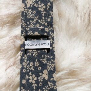 Brooklyn Wolf Necktie Men's Gray & Floral Tie 50% Linen 50% Cotton Texture